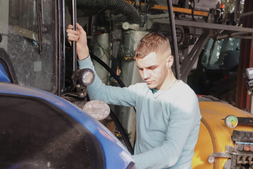 À 19 ans, Louis Maël Begon manie les tracteurs de l’exploitation qu’il s'apprête à reprendre d’ici deux ans.