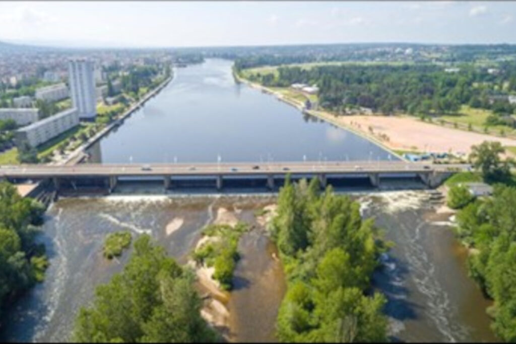 Vue d’ensemble du barrage de Vichy.