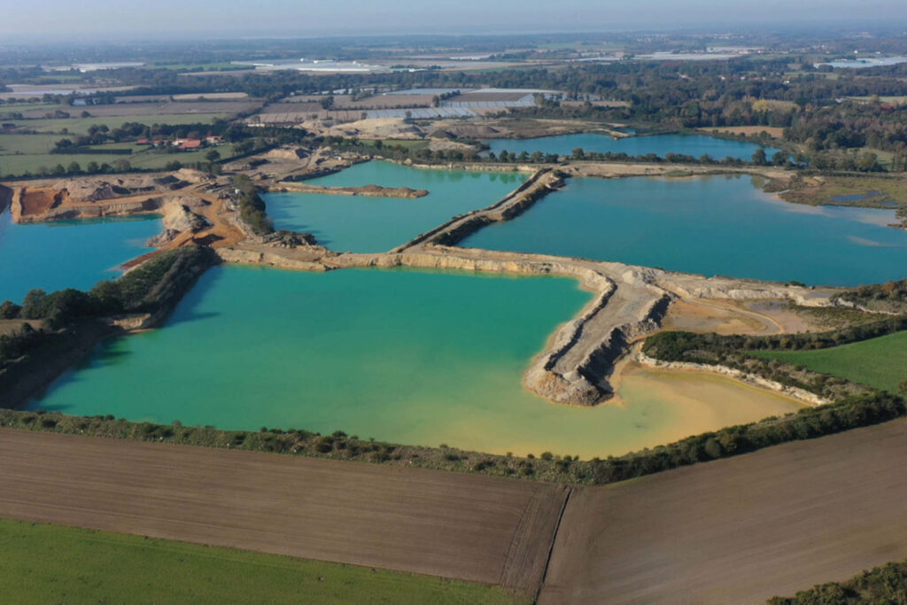 Une carrière remplie d'eau vue du ciel.