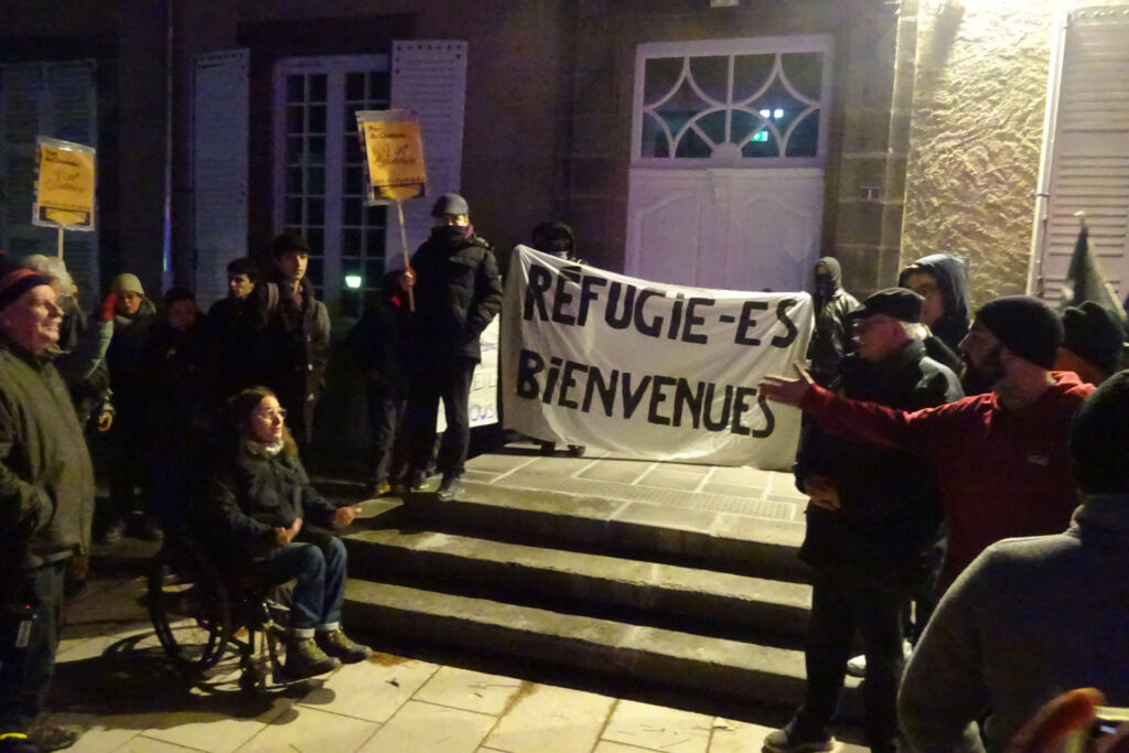 Brandissant banderoles et pancartes, les opposants et les partisans au projet de centre d’accueil se font face lors du rassemblement devant la mairie de Pont-du-Château.