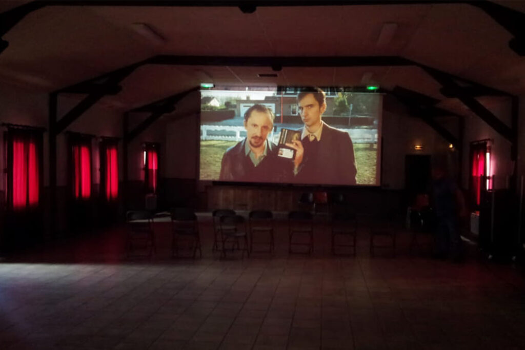 Salle installée pour accueillir une projection d’un film, organisé par le cinéma itinérants Cinéparc.