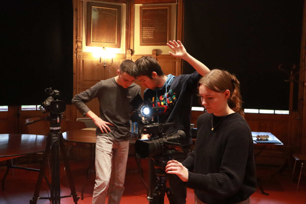 Etudiants en journalisme en action.