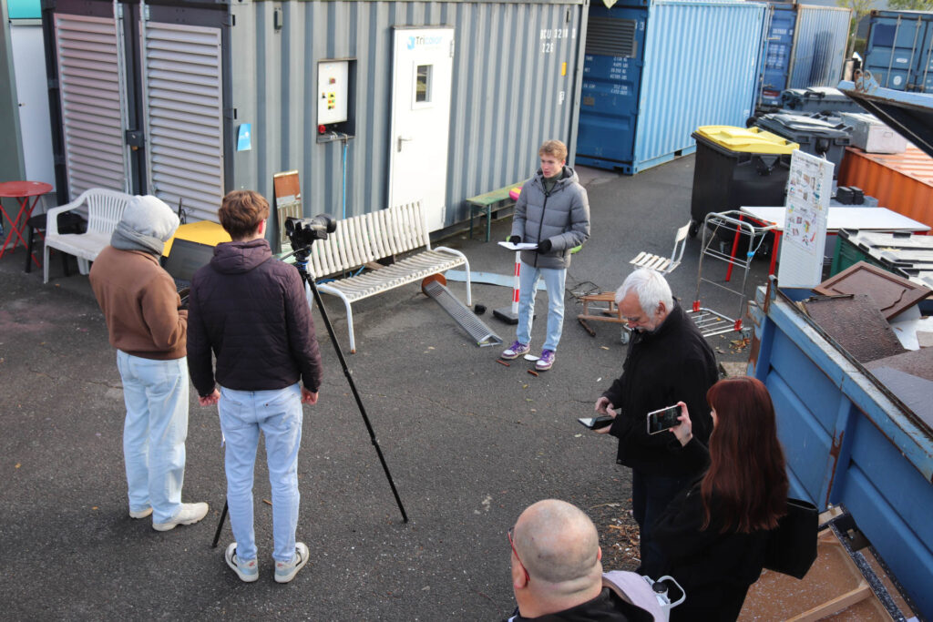 Etudiants en journalisme en action.