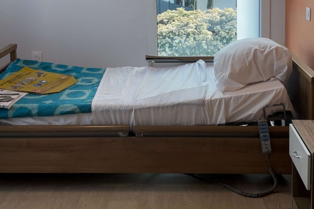 Un lit d'une chambre de centre d'accueil.