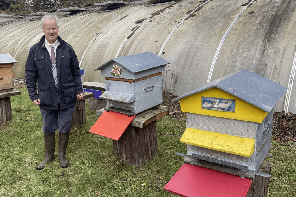Benoît du Reau se tient devant les ruches pédagogiques de la ville de Vichy.