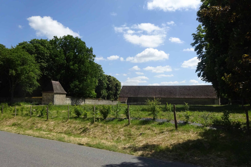 Corps de ferme à l'entrée du château des Noix, à Cressanges.