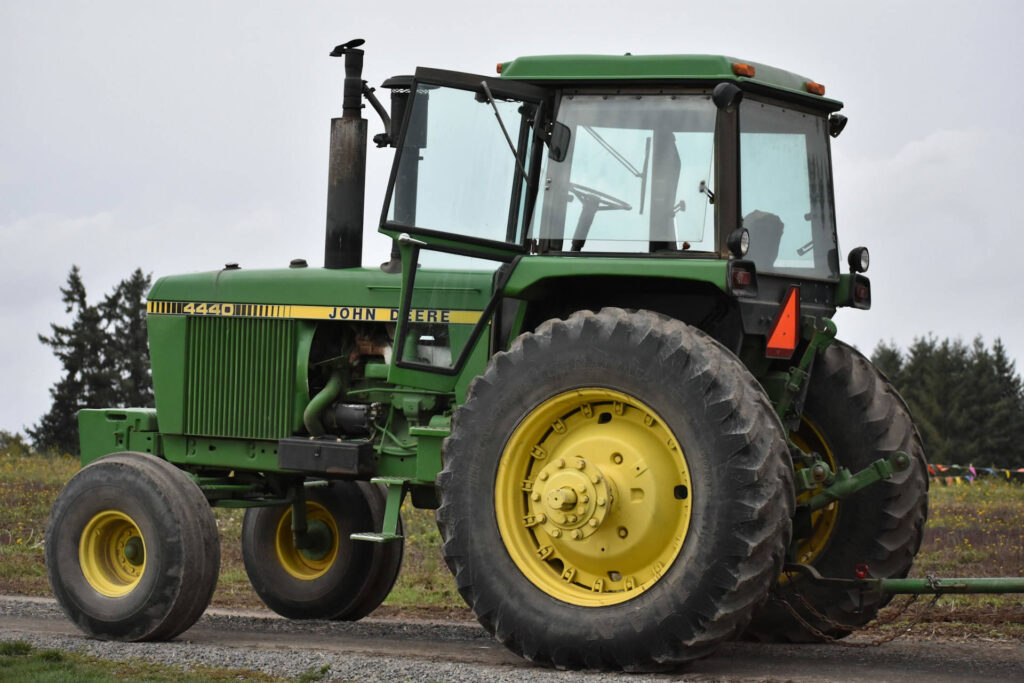 Un tracteur dans un champ.