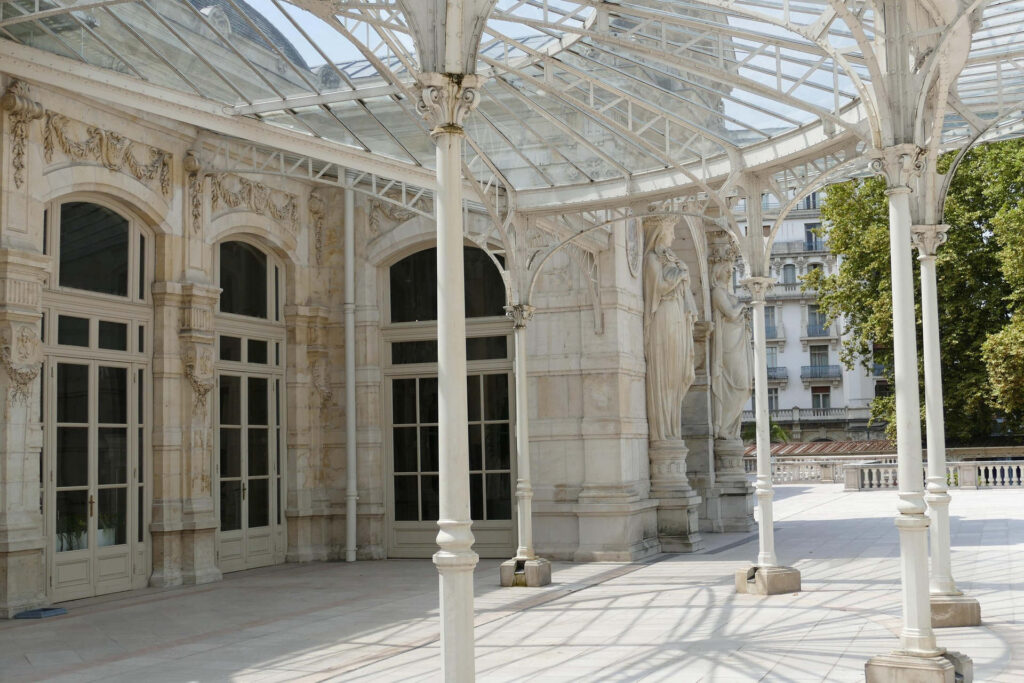 Vue de l'entrée de l'opéra de Vichy.