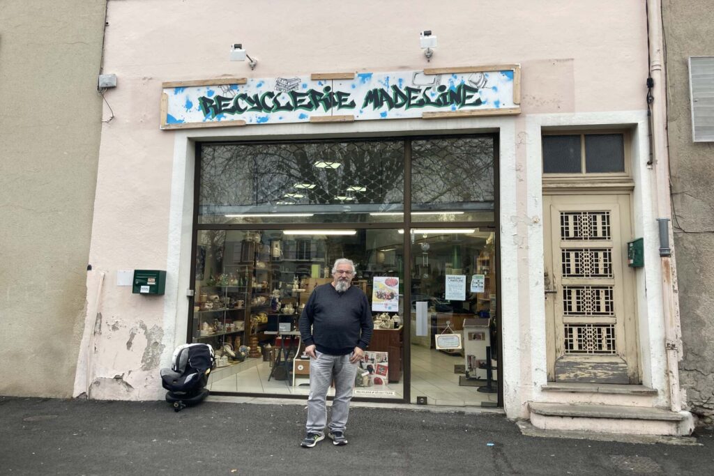 Michel Bages, bénévole, devant la Recyclerie Madeline à Riom, le 7 février 2025.