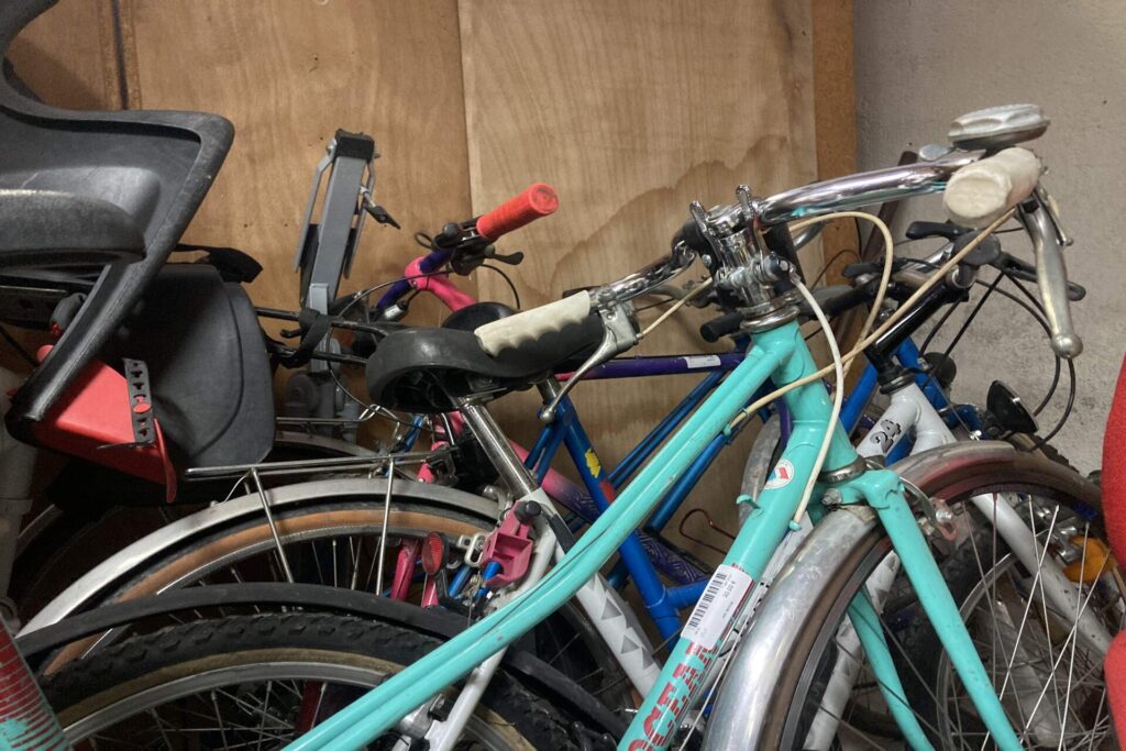 Vélos de toutes tailles, posés contre un meuble.