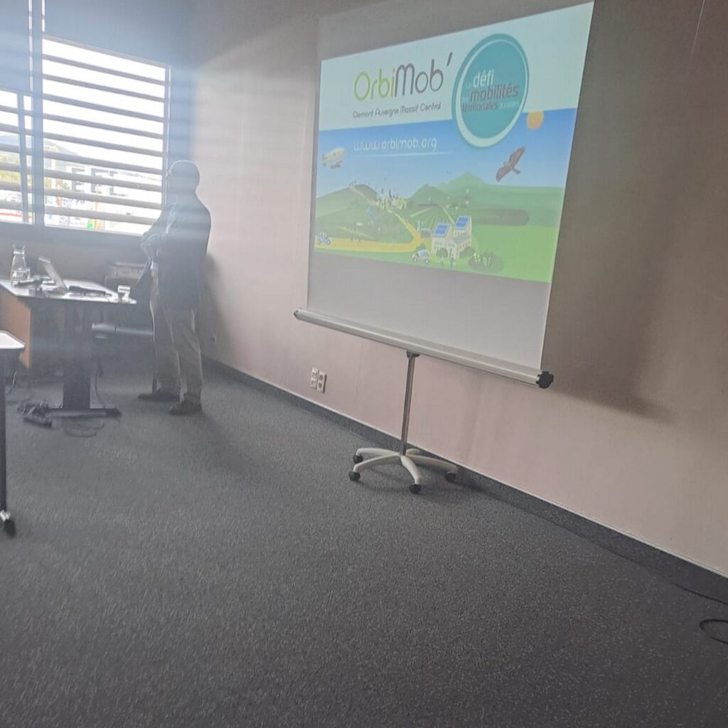 Conférencier devant son écran de projection.