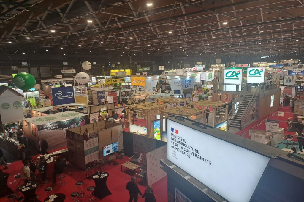 Vue surplombante des stands du Sommet de l'élevage.