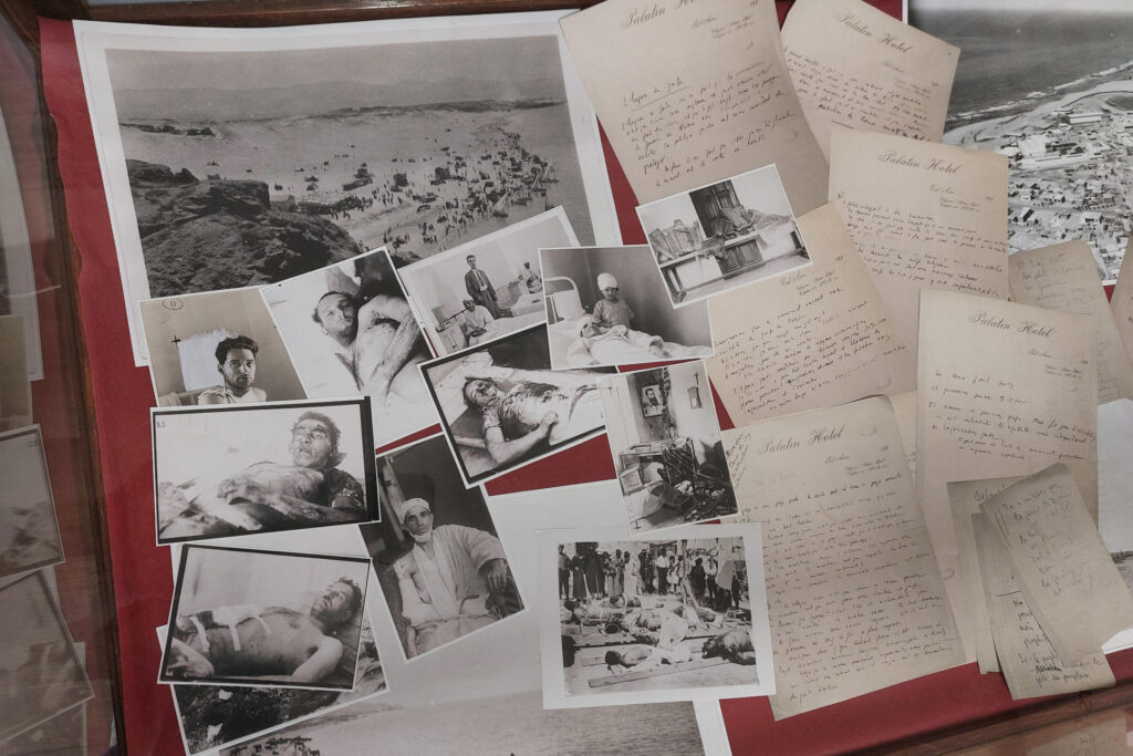 Une vitrine abrite des lettres manuscrites d'Albert Londres et des photos.