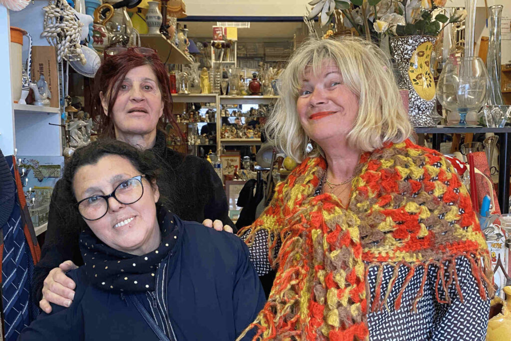 Les deux bénévoles sont venues aider Véronique Charote à ranger les nouveaux arrivages.