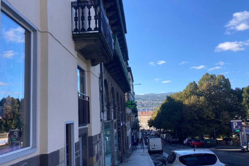Vue de la rue Saint-Hérem à Clermont-Ferrand avec les voitures et les passants en contrebas.