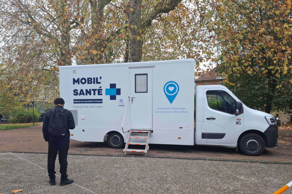 Des étudiants font la queue afin de bénéficier du dépistage dentaire proposé par le Mobil'Santé.