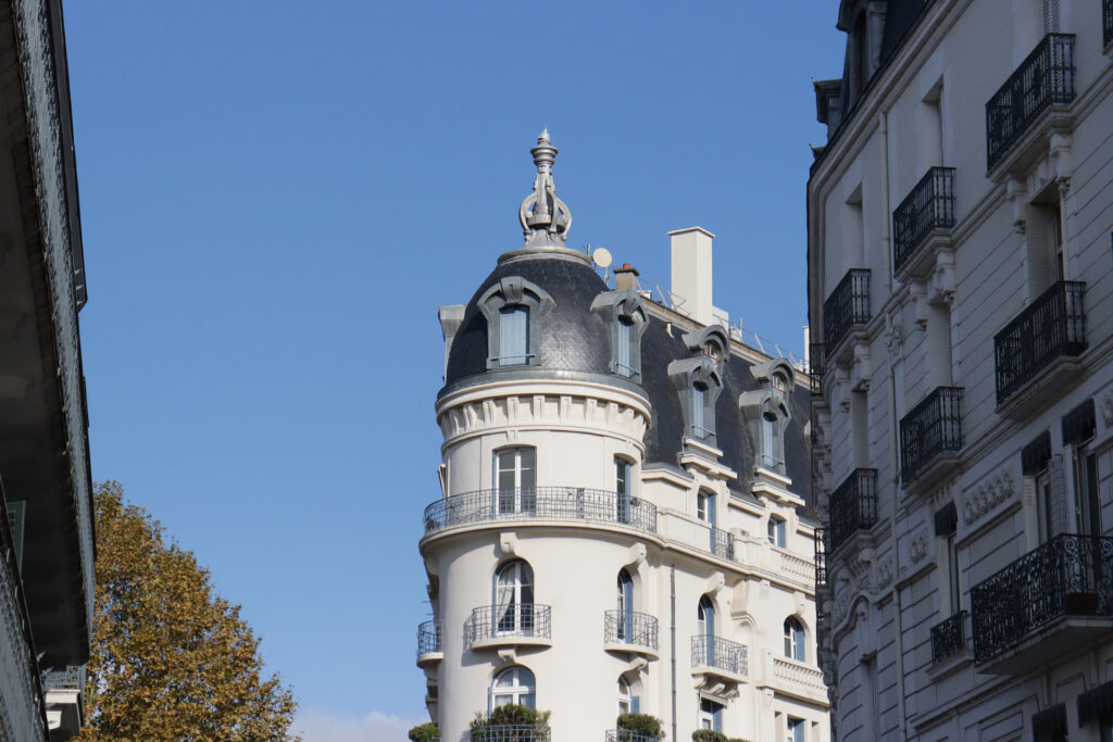 Immeuble du centre de Vichy, dans l’Allier, illustrant le cadre urbain du département concerné par la non augmentation du RSA.