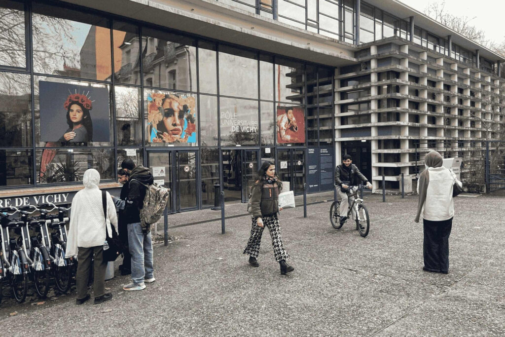 Devant l’IUT de Vichy, des étudiants se croisent entre deux cours. Comme eux, chaque année, de nombreux jeunes, dont une grande part d’étudiants boursiers, choisissent Vichy pour poursuivre leurs études, attirés par une ville à taille humaine et un coût de la vie perçu comme plus accessible.