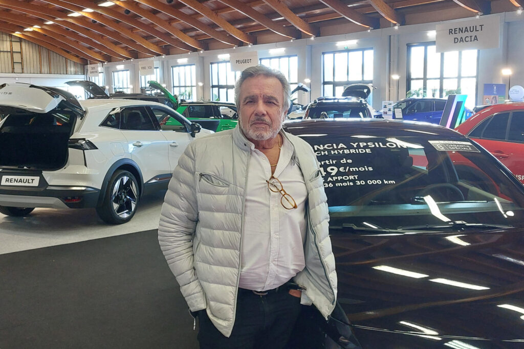 Michel Baril devant les véhicules exposés au sein du Palais du Lac de Vichy.