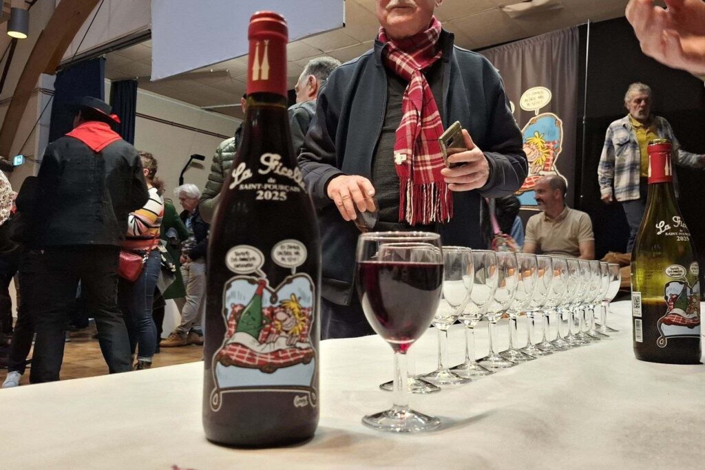 Des bouteilles, des verres et des dégustateurs de la Ficelle illustrée, du vin rouge de Saint-Pourçain-sur-Sioule.