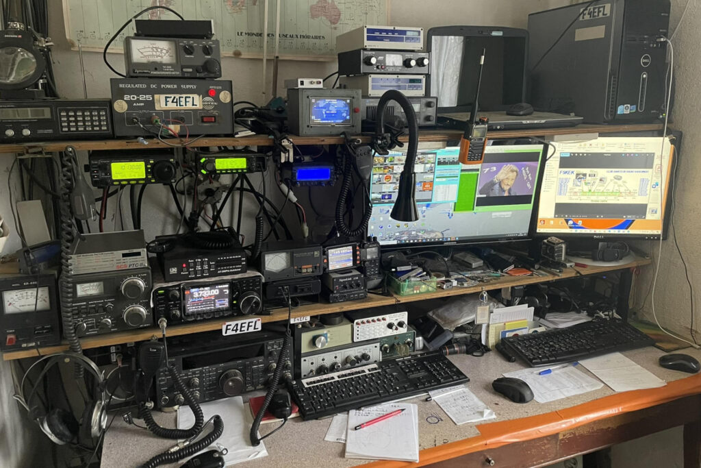 Des étagères remplies de matériel radio-amateur.