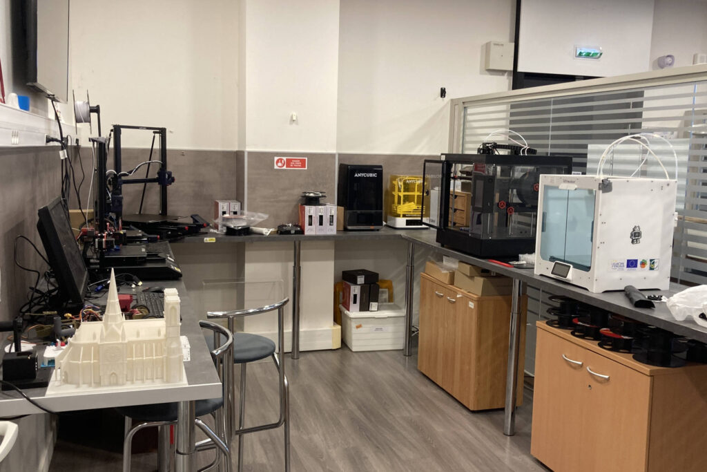 Salle des impressions du fablab de Vichy.