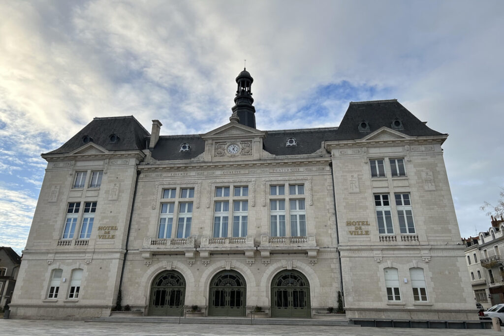 Parvis de la mairie de Montluçon.