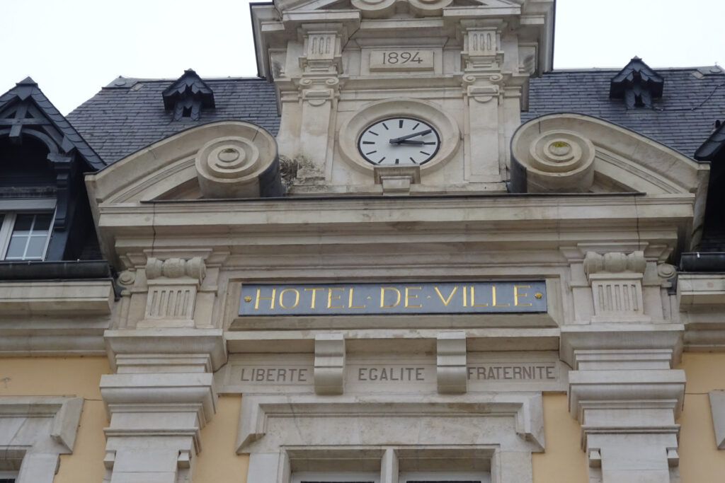 Photographie montrant un Hôtel de ville français, à l'approche des élections municipales.
