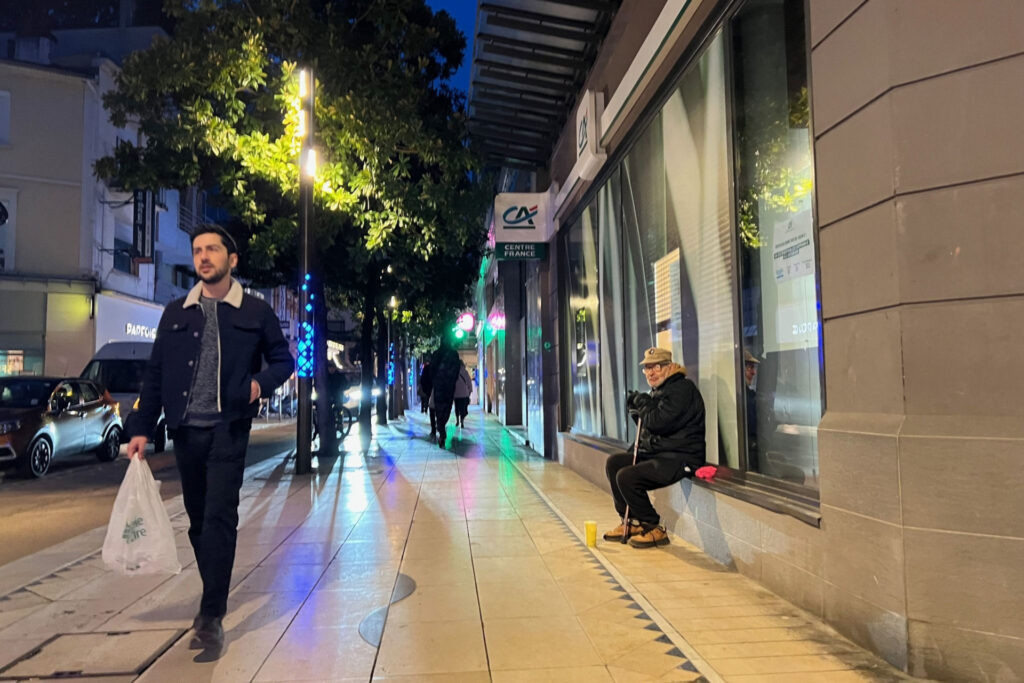 Un retraité en situation de précarité fait la manche pour combler ses fins de mois à Vichy.