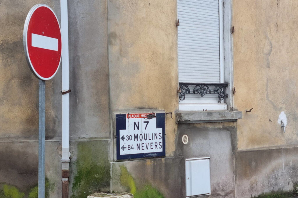 Un ancien panneau de la nationale 7 dans le centre de la ville.