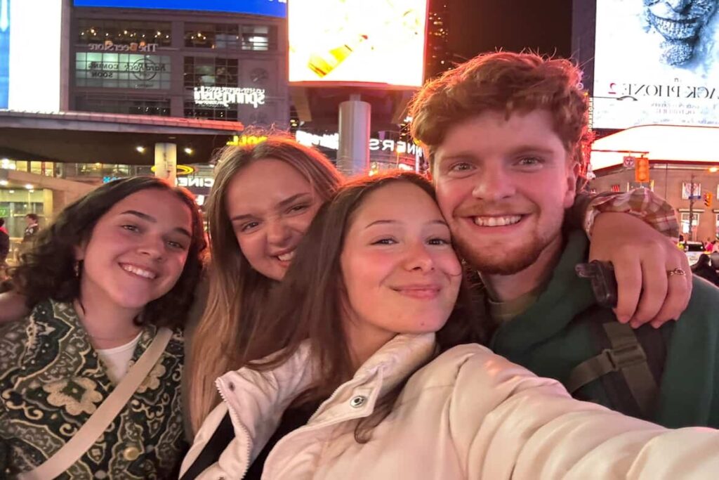 De gauche à droite, Clarisse Menand, Margaux Lamy, Emma Heriech et Virgile Revelle, quatre étudiants issus du BUT journalisme de Vichy, partis faire leur troisième année au Canada.