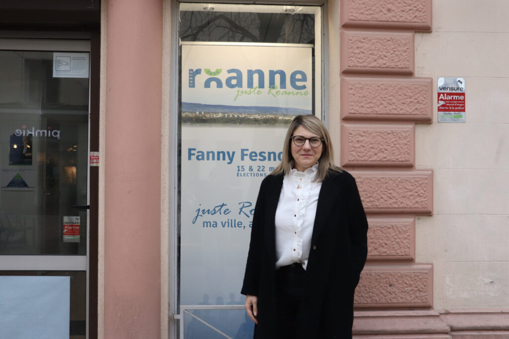 Fanny Fesnoux devant son local de campagne.