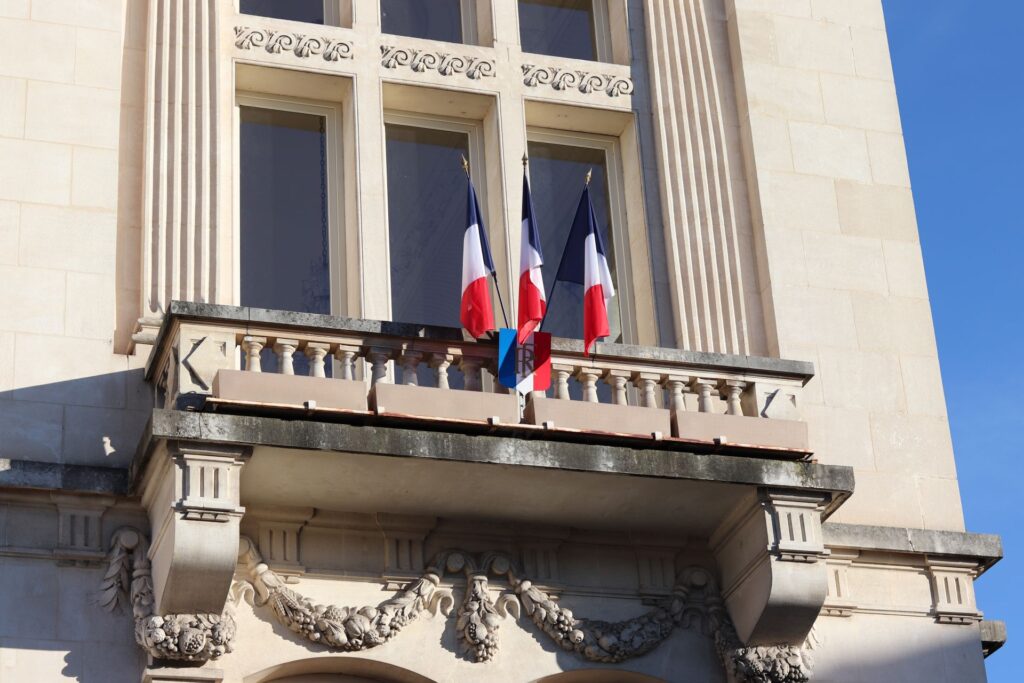 Le drapeau tricolore orne la façade de la mairie de Vichy.