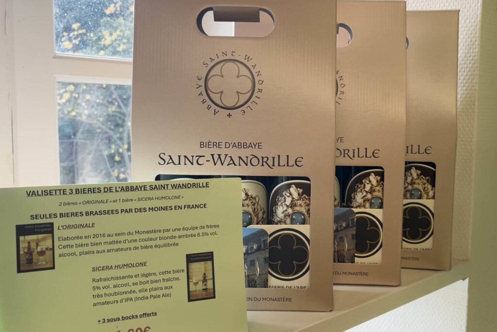 Un coffret de bières produites par des moines est vendu au sein de la boutique.