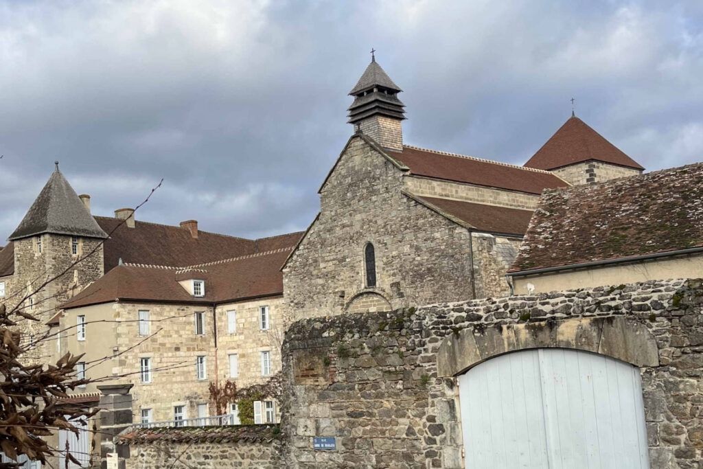 L'abbaye faite de pierres est au cœur du village de Chantelle.