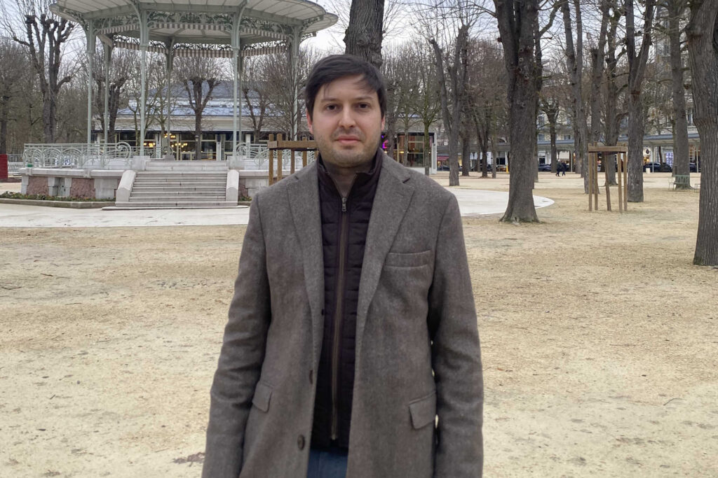 Brice Mollier, élu d'opposition de la gauche, debout face au kiosque du fer à cheval à Vichy.