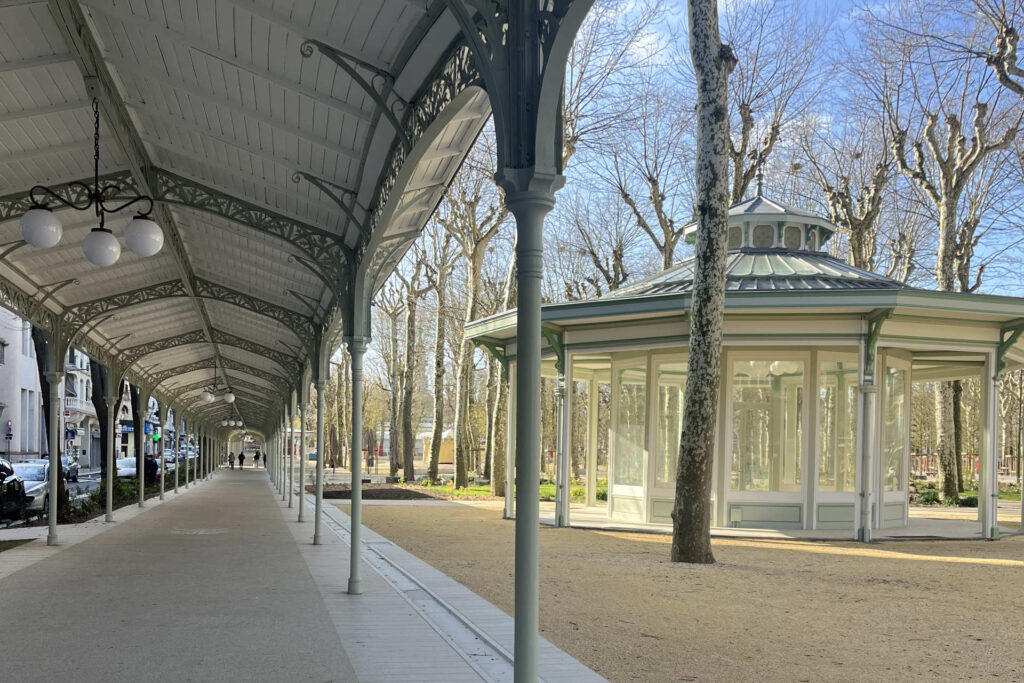 Le Hall des sources du centre ville de Vichy.