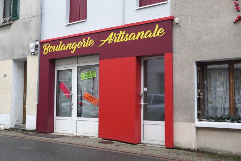 Devanture de la boulangerie artisanale du Mayet-de-Montagne encore fermée pour cause de changement de propriétaire.