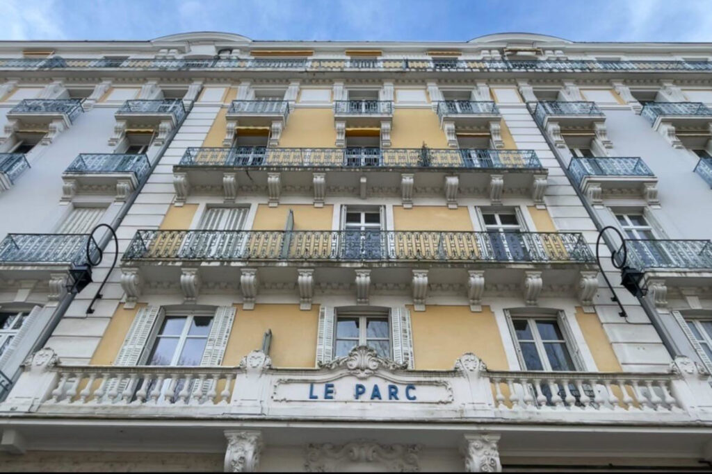 Façade de l’Hôtel du Parc à Vichy, bâtiment historique du quartier thermal construit au milieu du XIXe siècle, avec balcons en fer forgé et décorations Belle Époque, situé à proximité du Parc des Sources.