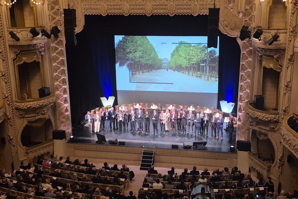 Frédéric Aguilera et ses conseillers municipaux se tiennent debout sur la scène de l'Opéra et applaudissent l'assistance, à Vichy le 14 janvier 2026.