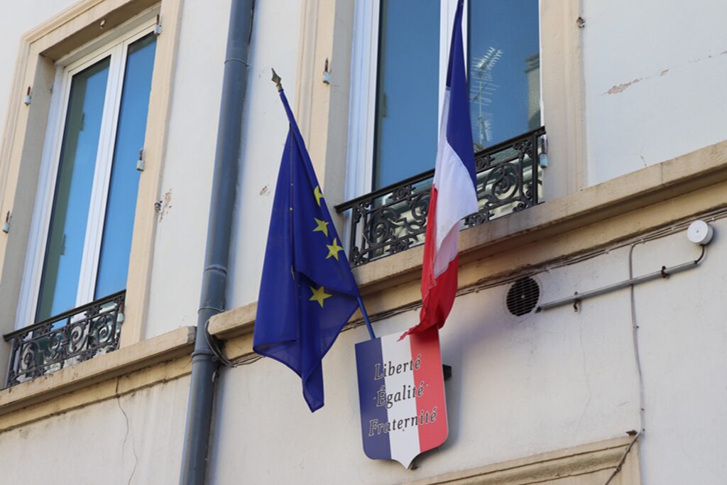 Un fronton de mairie.