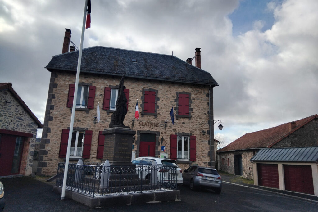 La mairie de Saint-Georges, dans le Cantal.
