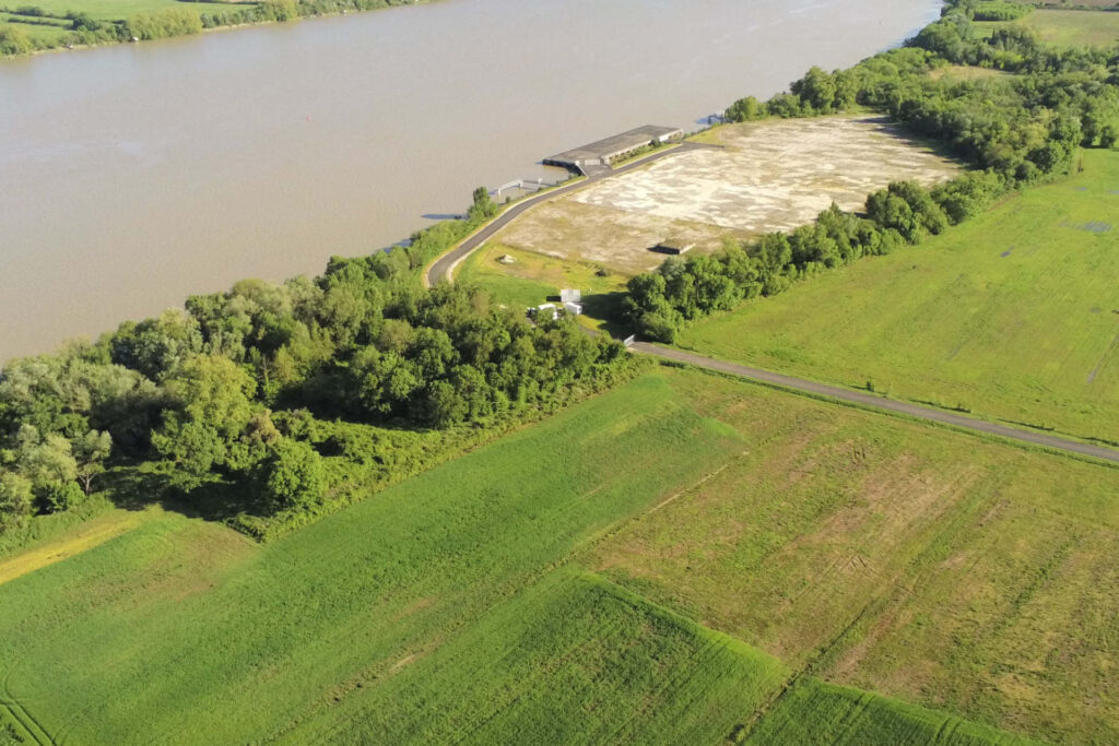 Photo aérienne de terrains naturels proches de la Garonne et d'un port.