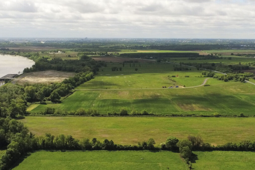 Photo aérienne de terrains naturels proches de la Garonne et d'un port.