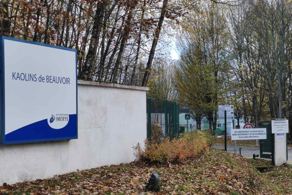 Panneau à l'entrée de l'exploitation de la mine de kaolin de la société Imerys