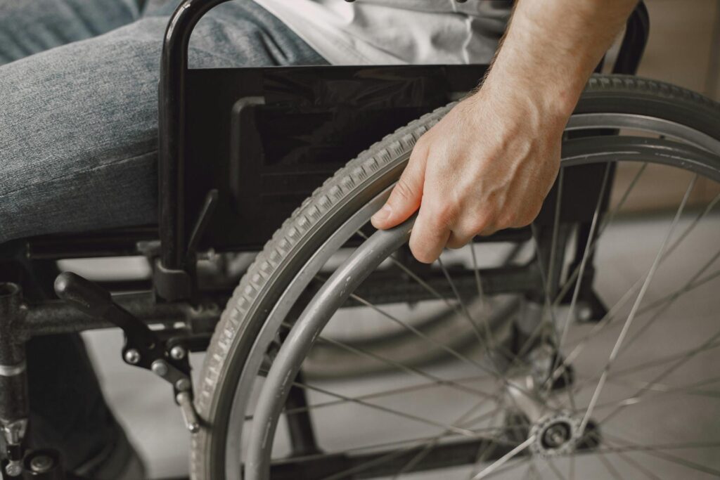 Un fauteuil roulant en gros plan.