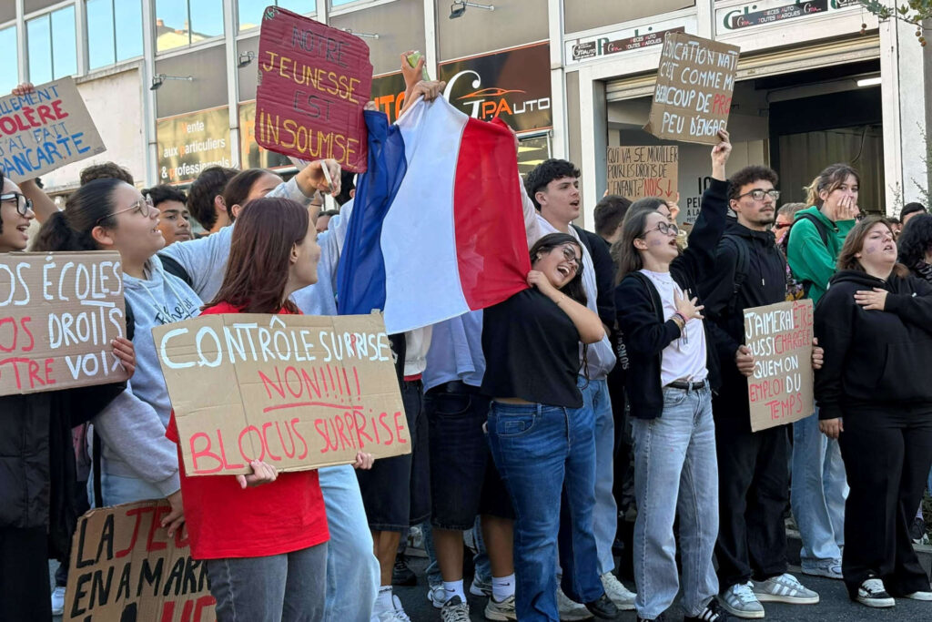 Dans les rues de Cusset, les lycéens se sont réunis pour le troisième acte de leur mobilisation. Crédit : Lalie Bordron
