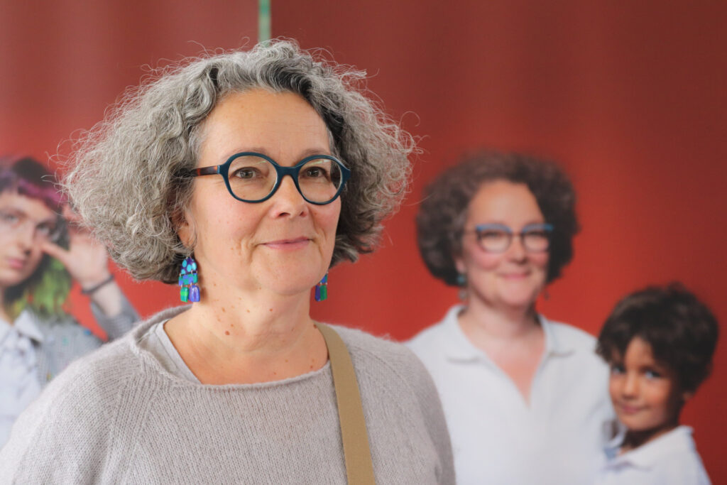 Hélène Mainet est installée devant la photographie de son portrait.