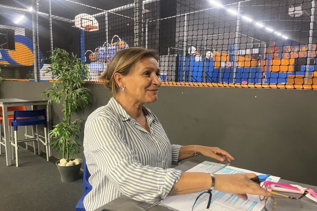 Catherine Mortier, adjointe administrative chez Vichy communauté, accueille les étudiants lors de la soirée trampoline park, le 30 septembre dernier.