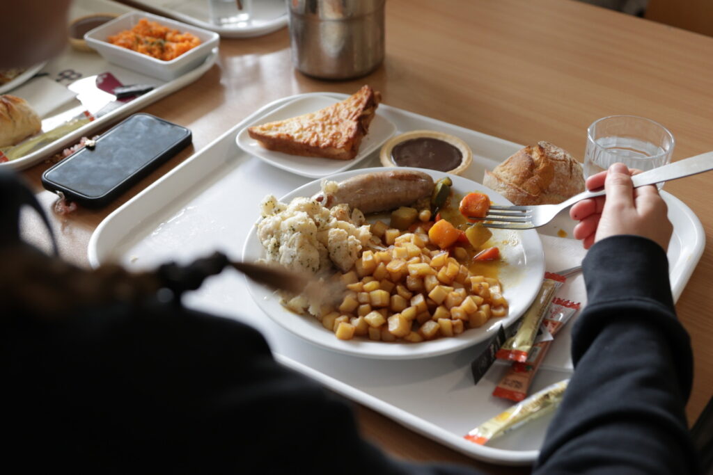 Le restaurant universitaire de Vichy fait face à une affluence record depuis le mois de septembre et la généralisation du repas à un euro. Crédit : Tessa Paquet.